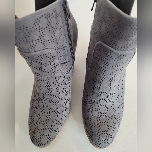 Carlos by Carlos Santana Gray Perforated Faux Suede Holly Ankle Boots - Size 9 - Picture 3 of 12